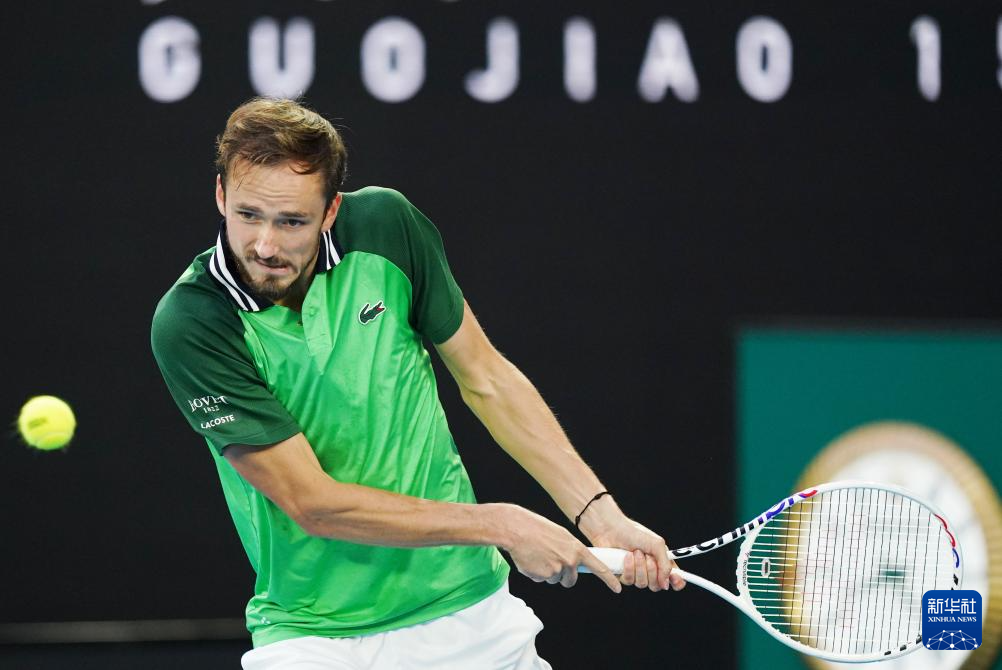 全红婵18岁成年生日,全爸全妈齐唱生日歌,穿拖鞋身后背景瞩目.